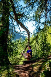 parc de détente et de relaxation au coeur d'une clairière. Siège de méditation avec vue sur la plaine