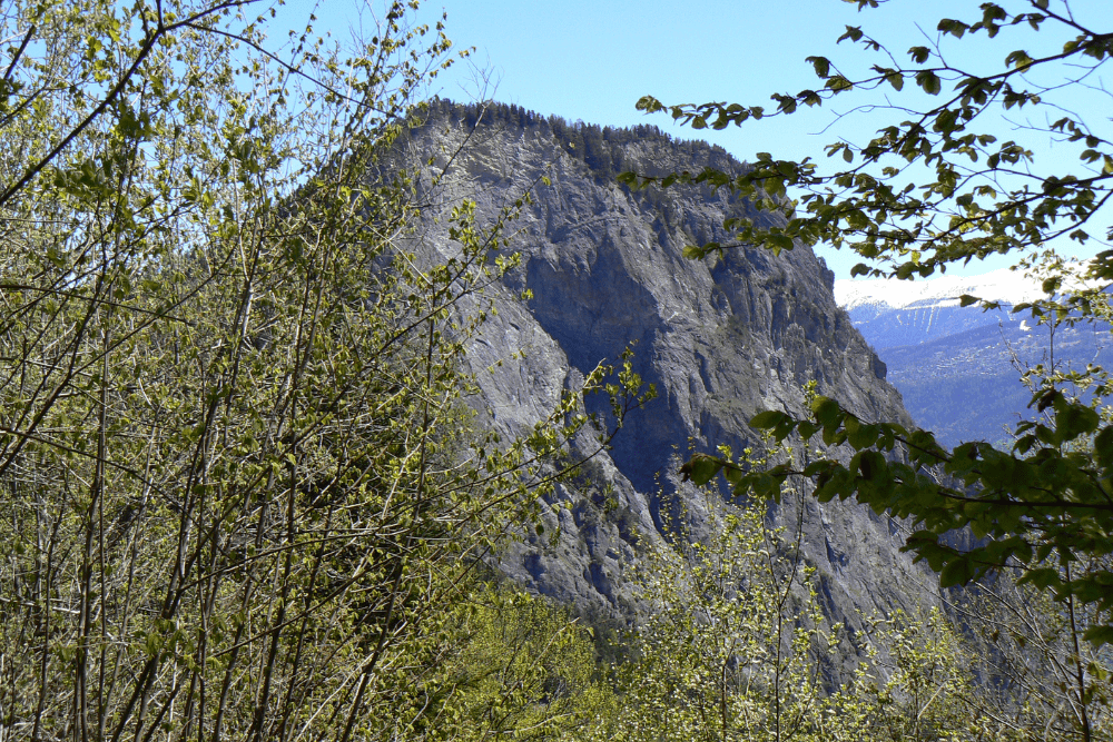 Ardève petite montagne qui surplombe la plaine. Joli promontoire rocheux