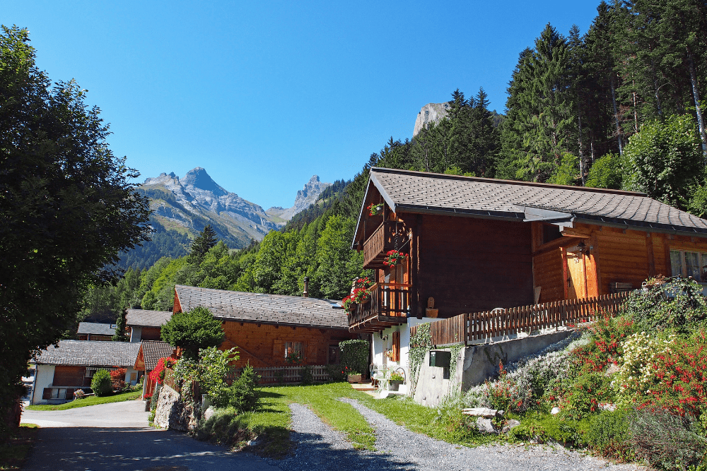 balade famille à travers le village. Chemin facile dans la forêt idéal pour poussettes et petits enfants